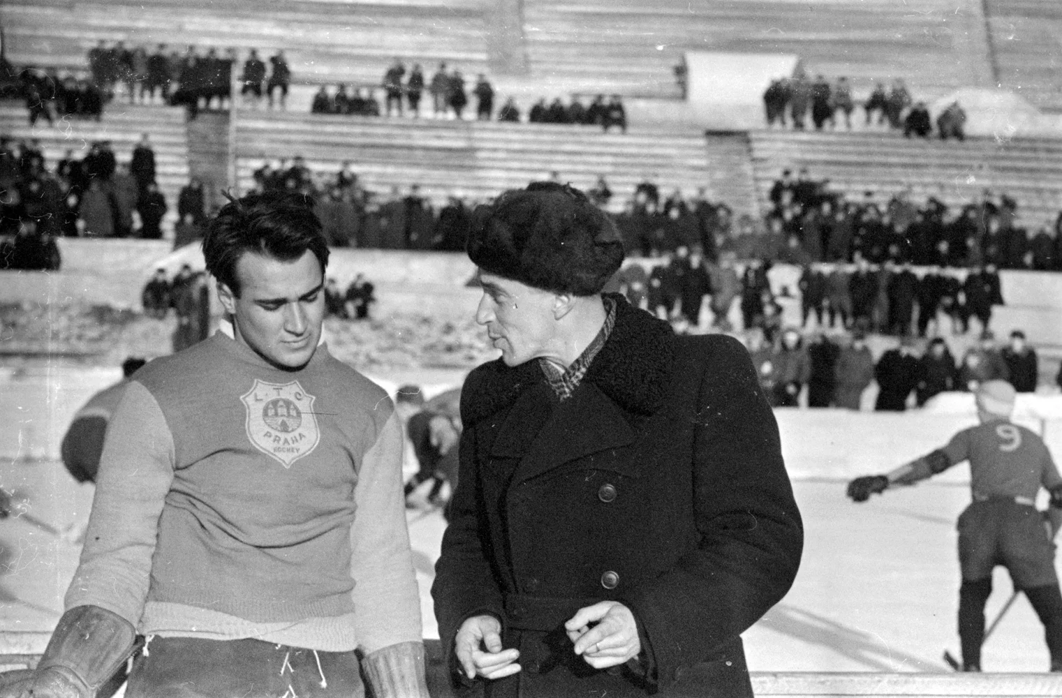 1948 Тренер московской команды хоккеистов «Динамо» Аркадий Чернышёв беседует с чехословацким хоккеистом Олдржихом Забродским 1