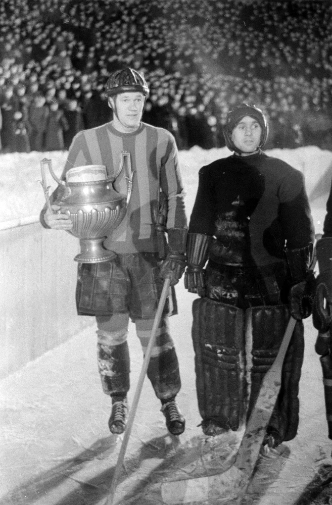 1952 г. Капитан команды Военно-воздушных сил, заслуженный мастер спорта Всеволод Бобров с дипломом и кубком, а также вратарь команды, мастер спорта Григорий Мкртычан, после игры