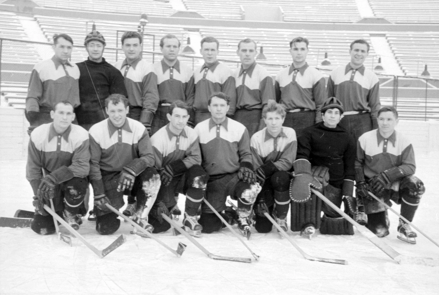 1954 г. Команда «Динамо», завоевавшая звание чемпиона СССР по хоккею с шайбой