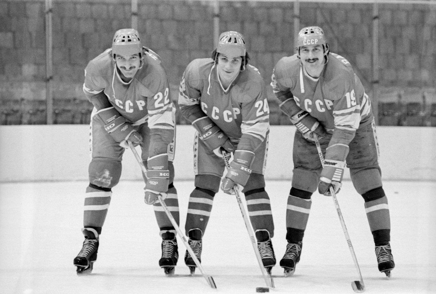 1980 г. Члены сборной СССР Виктор Жлуктов, Сергей Макаров и Хелмут Балдерис позируют перед камерой на льду