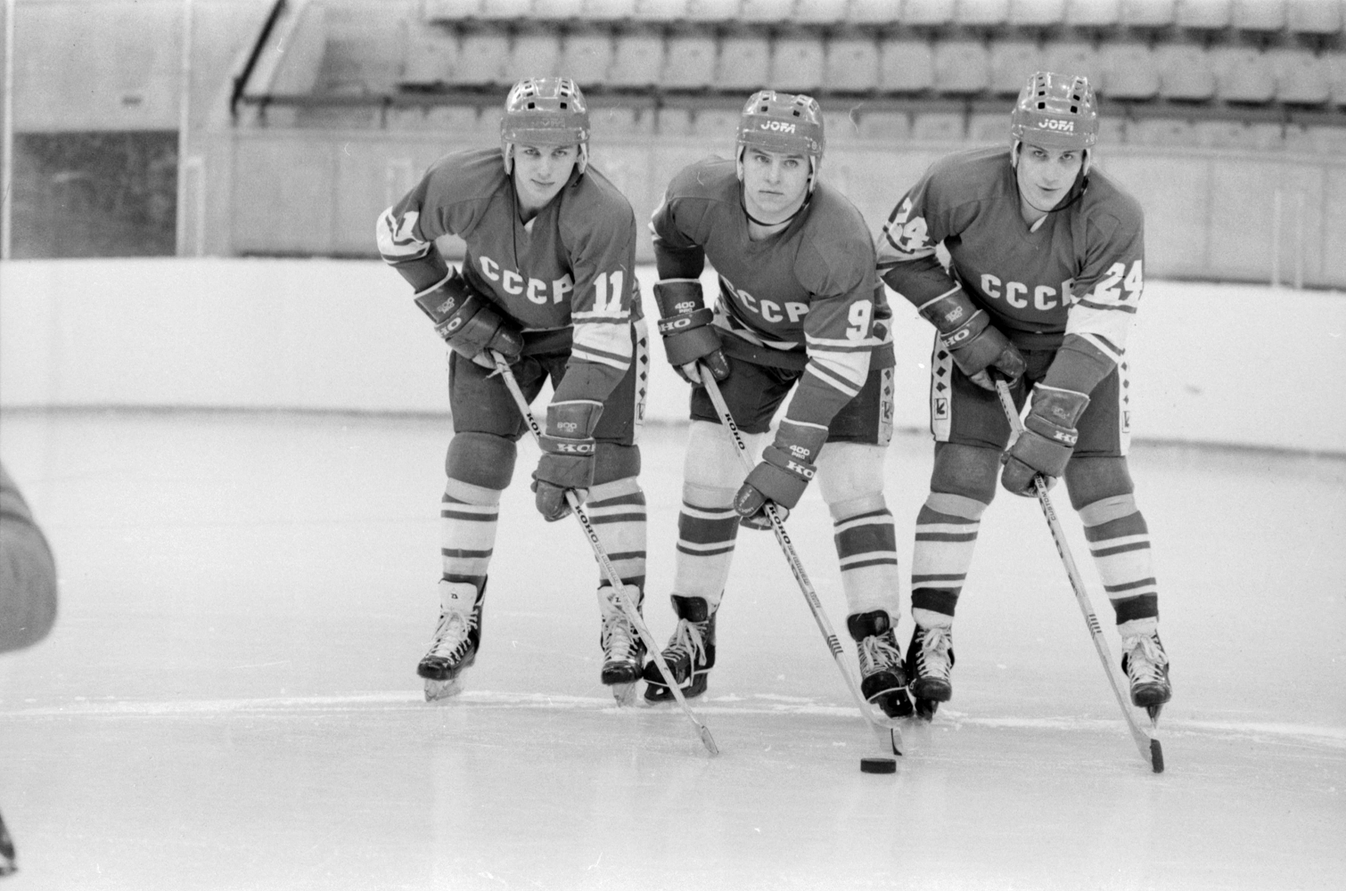 1982 г. Члены первой тройки сборной СССР Игорь Ларионов, Владимир Крутов и Сергей Макаров позируют перед камерой